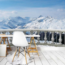 Eine Fototapete von einer Terrasse mit Blick auf schneebedeckte Berge, die eine ruhige und beeindruckende Atmosphäre schafft. Perfekt für ein Büro, um eine beruhigende und inspirierende Atmosphäre zu schaffen.