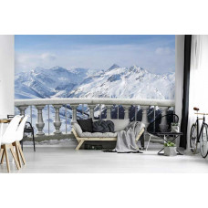 Eine Fototapete von einer Terrasse mit Blick auf schneebedeckte Berge, die eine ruhige und beeindruckende Atmosphäre verleiht. Dieses Design bringt eine beruhigende Atmosphäre ins Wohnzimmer.