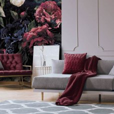 Eine Vintage-Fototapete mit Blumen im Malstil mit Rosen, gesehen im Wohnzimmer.