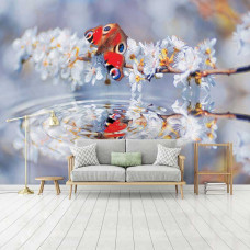 Eine Fototapete mit einem Schmetterling, der sich im Wasser spiegelt, umgeben von Blumen, die eine zauberhafte und natürliche Atmosphäre schaffen. Perfekt für das Wohnzimmer, um einen ruhigen und farbenfrohen Look zu schaffen.