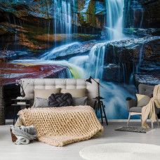 Fototapete eines Wasserfalls mit Felsen für das Schlafzimmer.