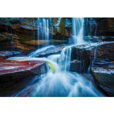 Fototapete eines Wasserfalls zwischen Felsen, Naturlandschaft.