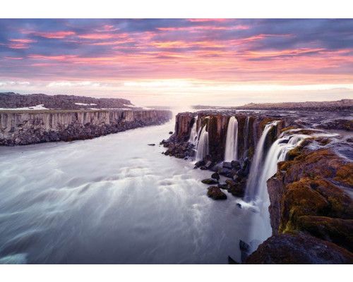Bildschirmhintergrund mit Wasserfall und Sonnenuntergang, schöne Naturansicht.