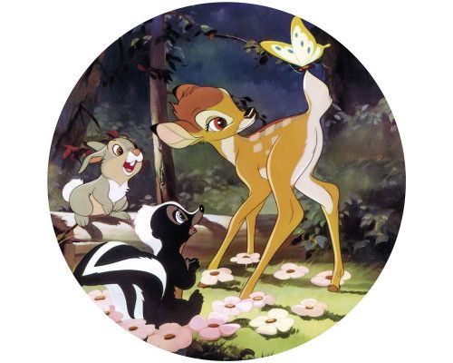 Bambi und ein Schmetterling mit Thumper, fröhlich dargestellt auf einem Disney-Tapetenkreis.