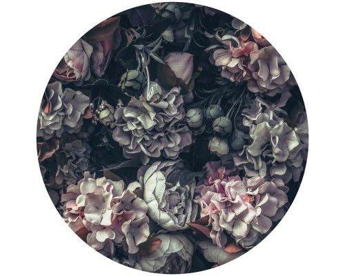 Bloemen in vintage stijl op een behangcirkel, met gedetailleerde bloemblaadjes en een zachte, verweerde uitstraling.