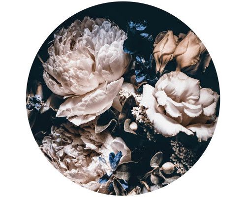 Romantisch boeket met verschillende kleurrijke bloemen, zoals rozen en lelies, op een ronde behangcirkel.