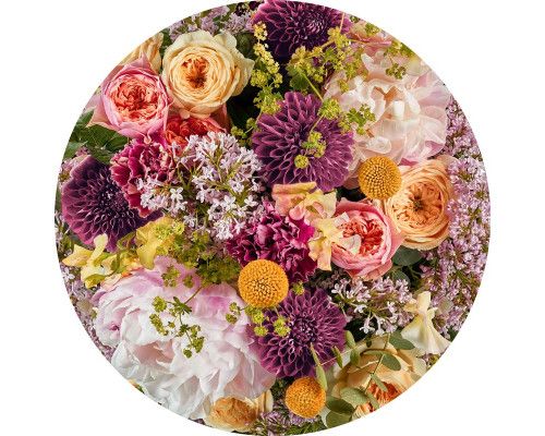 Blumenstrauß und Rosen auf einem romantischen Wandkreis.