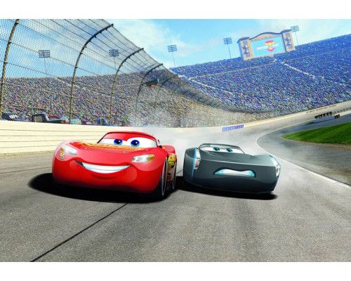 Disney Cars 3 Fototapete mit einem actiongeladenen Rennen auf einer kurvenreichen Straße, entworfen für ein Kinderzimmer.