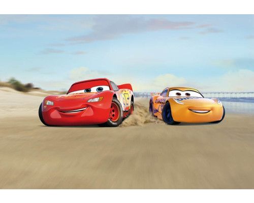 Disney Cars Strandrennen Fototapete mit den schnellen Autos, die am Strand entlang rasen, perfekt für Autoliebhaber.