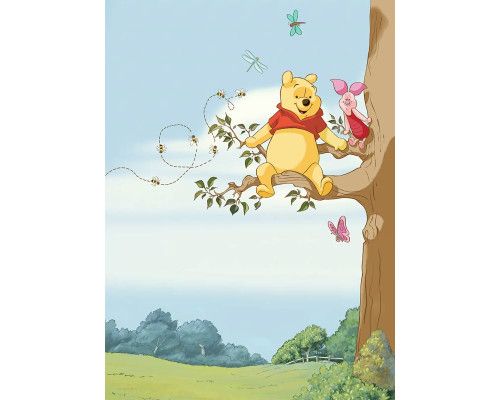 Winnie the Pooh Fototapete mit Pooh und seinen Freunden um einen großen Baum, perfekt für ein Kinderzimmer.