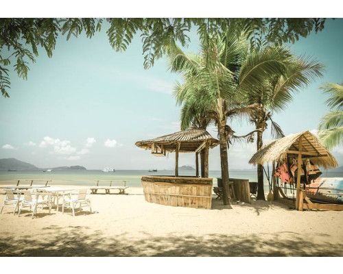 Strandbar an einem tropischen Strand mit Palmen und klarem blauen Meer, perfekte Fototapete für eine sommerliche und entspannte Atmosphäre.
