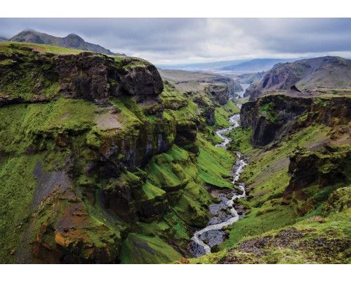 Fototapete einer Berglandschaft mit einem Bach, Natur in beruhigenden Tönen.