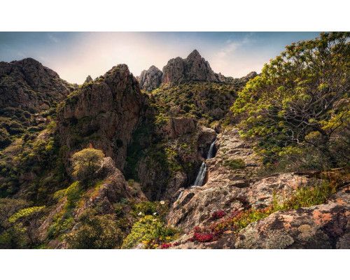 Wasserfall Sa Spendula auf Sardinien mit atemberaubender Kulisse.