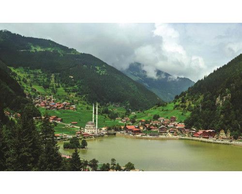 Fototapete mit einer malerischen Berglandschaft, mit Blick auf einen klaren See und Berggipfel.