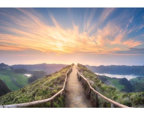 Fototapete eines Bergpfades in einer Landschaft mit Sonnenuntergang, warme Farben.