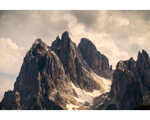 Fototapete mit imposanten Berggipfeln und Felsformationen, die die Natur in dieser rauen Landschaft von ihrer besten Seite zeigen.