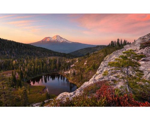 Zwischen dem Licht Herz See Fototapete, mit einer mystischen Seenlandschaft.