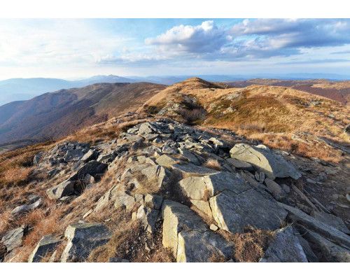 Berglandschaft des Bieszczady-Gebirges mit felsigen Gipfeln auf Fototapete.