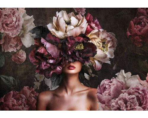 Fotobehang met een artistiek portret van een vrouw, omringd door kleurrijke bloemen in volle bloei.