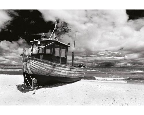 Fototapete eines am Strand angedockten Schiffes, mit den Wellen des Meeres im Hintergrund.