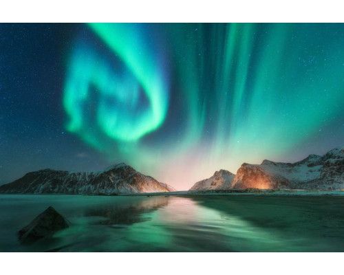 Fototapete einer Landschaft, in der sich Berge und ein leuchtend blauer See zu einem malerischen Anblick vereinen.