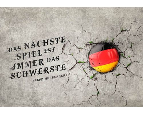 Deutsches Fußballzitat mit starken Worten und einem dynamischen Hintergrund, ideal für echte Fußballfans.