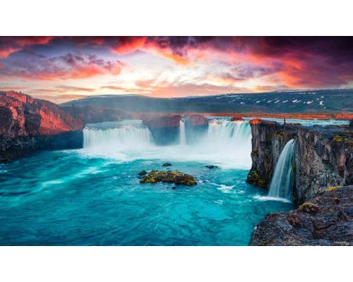Der majestätische Godafoss-Wasserfall in Island, eingefangen auf einer natürlich wirkenden Fototapete.