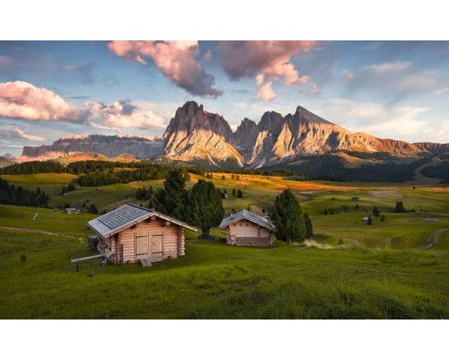 Dolomiten Traumlandschaft Fototapete, mit atemberaubenden Bergansichten.
