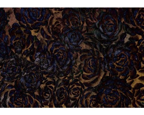 Dunkle Blumen in einem eleganten Design auf einer Fototapete.