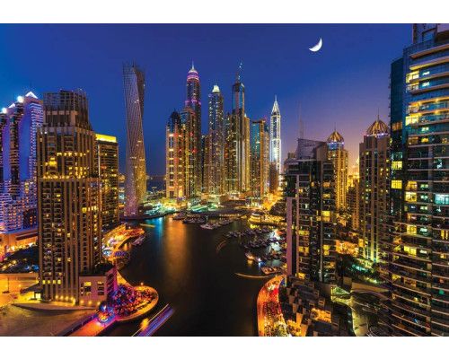 Fototapete von Dubai mit Wolkenkratzern und Wohngebäuden bei Nacht.