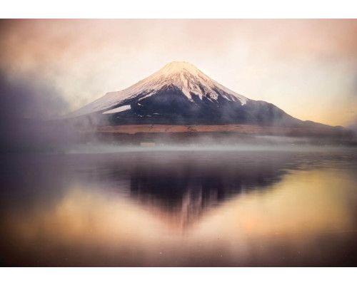 Das ruhige Gebiet der Fuji Five Lakes mit dem ikonischen Berg im Hintergrund, wunderschön eingefangen auf dieser Fototapete.