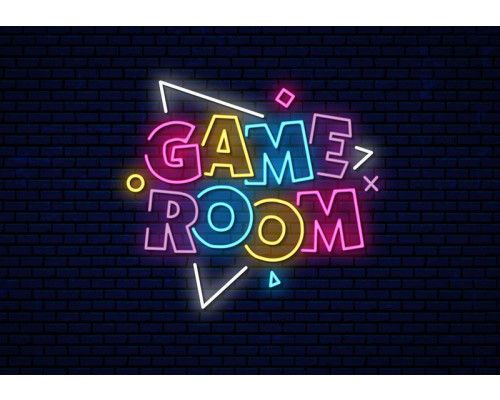 Fototapete Game Room Neonletters mit bunten Neonbuchstaben und dynamischen Formen auf dunklem Backsteinhintergrund.