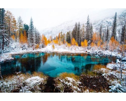Fototapete eines Geysir-Sees in Sibirien, Russland, umgeben von Wäldern und Bergen, mit einer mystischen Atmosphäre.