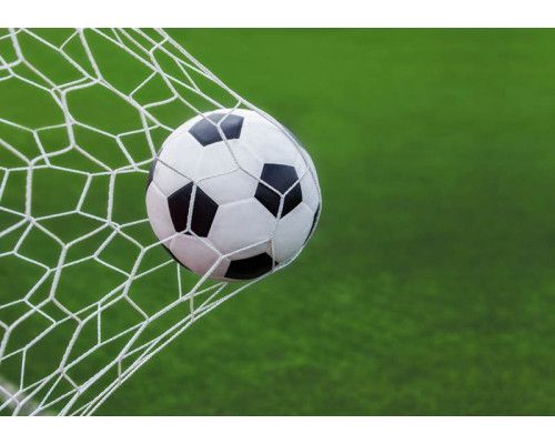 Fototapete eines Fußballs, der kraftvoll ins Tor schießt, wobei das Netz nach dem Tor gespannt ist.