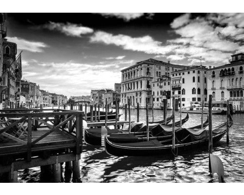 Fototapete von Gondeln in Venedig, Italien, Boote in einer Stadtkulisse.