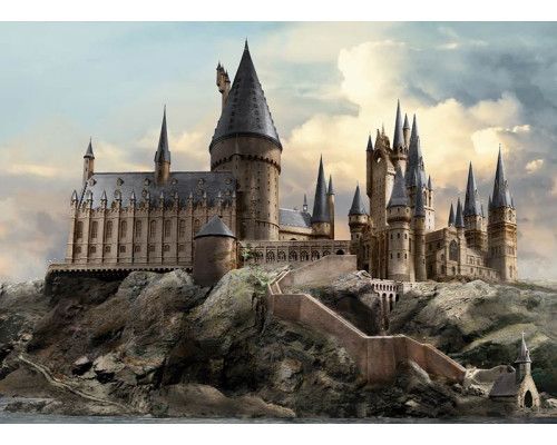 Eine Fototapete mit Harry-Potter-Ansicht von Hogwarts, in der das ikonische Schloss hoch über der Landschaft thront und eine magische und bezaubernde Atmosphäre schafft.