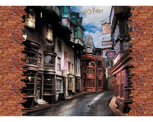 Eine Fototapete mit Harry Potter Wegisweg - Diagon Alley, auf der die stimmungsvolle Einkaufsstraße der Zauberer mit magischen Schaufenstern und zauberhafter Beleuchtung zum Leben erwacht.