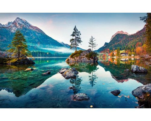 Die Fototapete zeigt den Zauber des Hintersees, mit den umliegenden Bergen und der üppigen Natur.