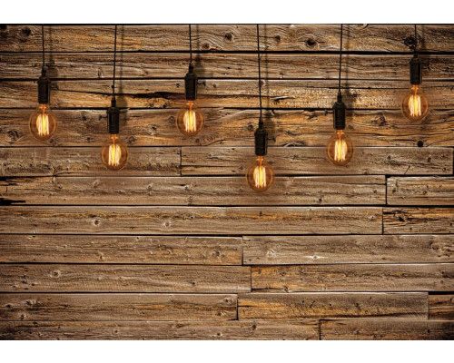 Fototapete mit Holzregalen und Lampen, industriell und warm.