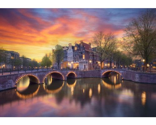 Fototapete mit alten Villen an der Ecke Keizersgracht und Leidsegracht in Amsterdam, mit beleuchteten Brücken, die den Abend beleuchten.