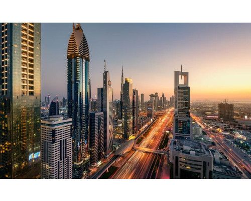 Mit Blick auf eine belebte Stadt im Abendlicht erweckt die Fototapete Level 43 die Schönheit der Lichter der Stadt zum Leben.