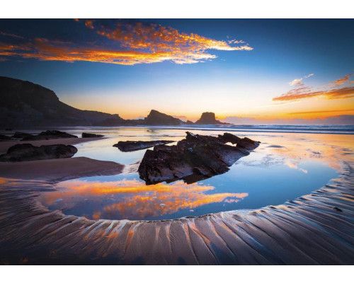 Fototapete mit Blick auf einen See, beruhigende Naturlandschaft.