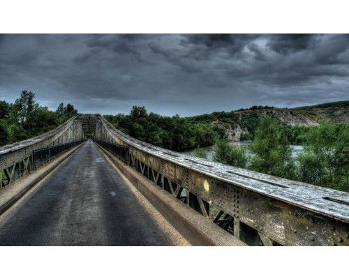 Industrielle Stahlbrücke über eine bergige Landschaft in 3D auf Fototapete.