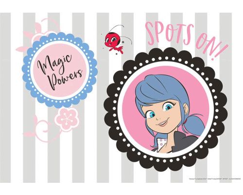 Fototapete von Marinette in ihrem Marienkäfer-Outfit, die ihre magischen Kräfte vor einem bunten Hintergrund hervorhebt.