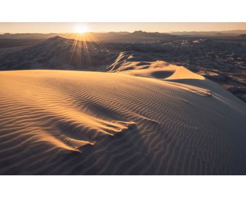 Weite Sanddünen und eine Wüstenlandschaft der Mojave-Wüste, perfekt auf diesem Fotohintergrund wiedergegeben.