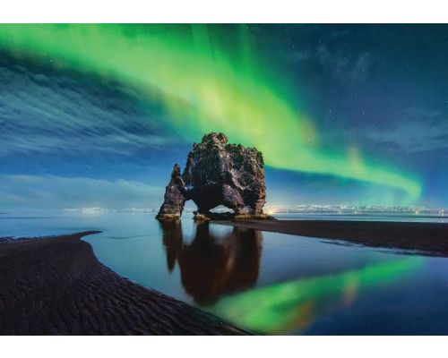 Fototapete mit Nordlicht und Polarlicht, Blick auf einen See mit Felsen.