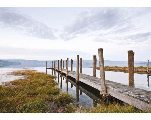 Fototapete von einem Seeufer-Pier, ruhige natürliche Umgebung.