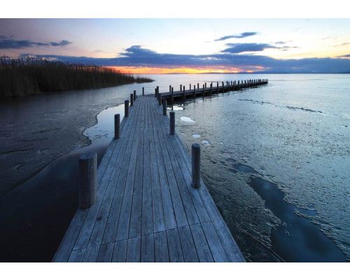 Fototapete von einem Pier auf einem See mit Wasser und Holz, heitere Landschaft Foto.