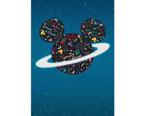 Fototapete von Mickey Mouse auf einem Fantasieplaneten, umgeben von Sternen und bunten Himmelskörpern in einer verspielten Disney-Welt.