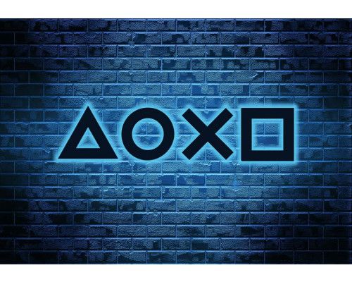 Fototapete mit neonfarbenen PlayStation-Symbolen auf einer blau beleuchteten Backsteinwand, ideal für einen modernen Gaming-Bereich.